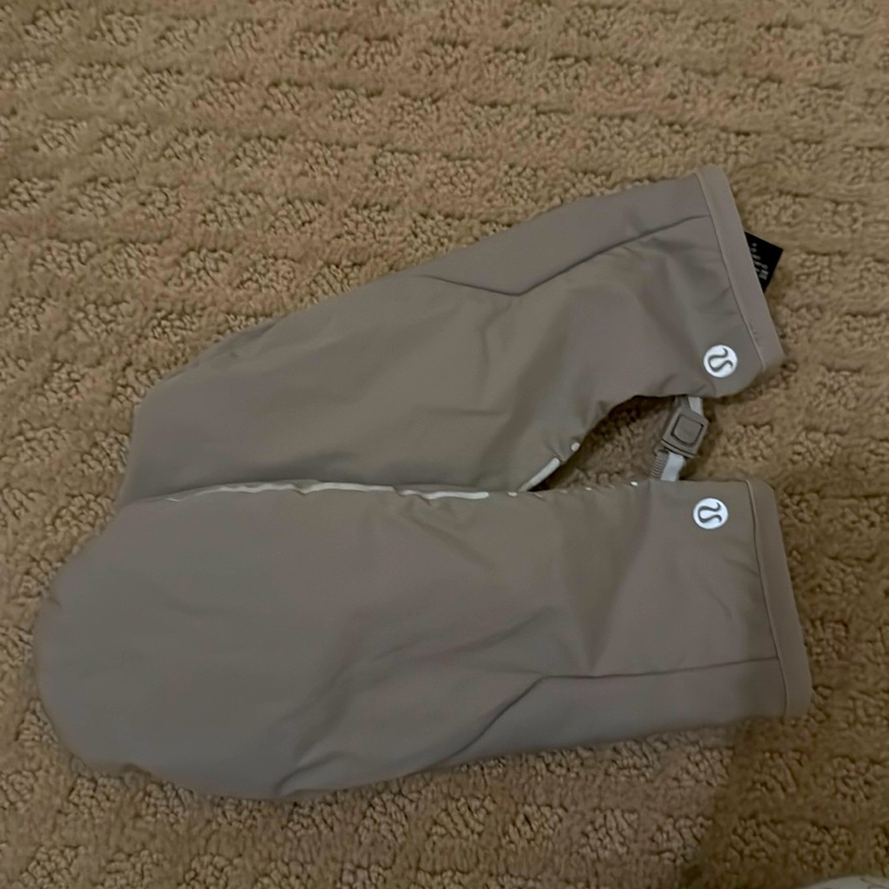 Lululemon gloves with cover and tap screen finger pad